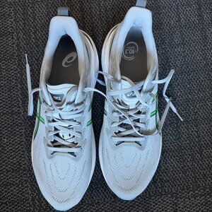 Asics GT2000 13 Grey Running Shoes - Almost new Size 11.5 US